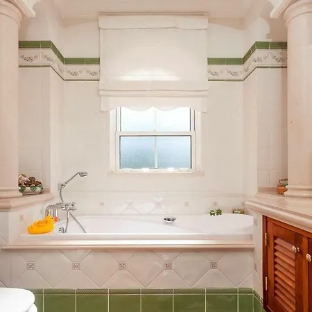 Sleeps 8 Pool Air Con T479971 Vila