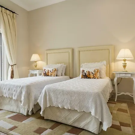 别墅 Sleeps 8 Pool Air Con T479971 *